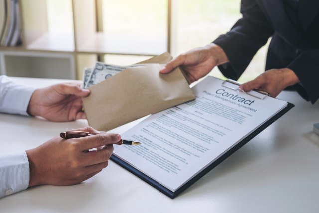 com-Finmas, ilustrasi kontrak pinjaman uang Foto: Shutterstock