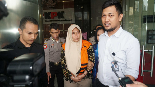 Mirawati Basri (tengah) mengenakan rompi tahanan KPK seusai menjalani pemeriksaan di Gedung KPK, Jakarta. Foto: Nugroho Sejati/kumparan