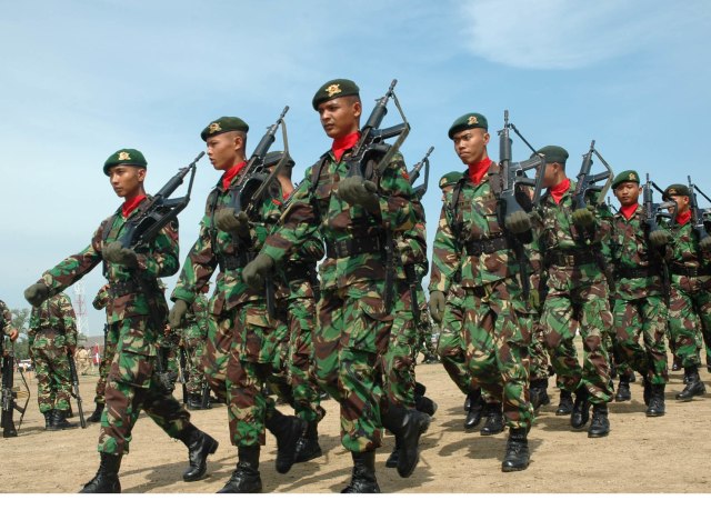 Parade pasukan TNI di Aceh, 16 Agustus 2005. Foto. Adi Warsidi  
