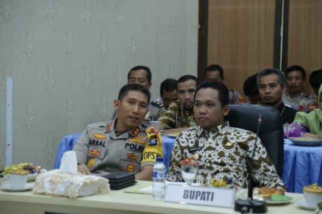 Bupati Lumajang dan Kapolres Lumajang saat mengikuti conpress Kemensos beberapa waktu lalu.