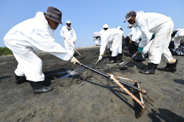 Penanganan Tumpahan Minyak Pertamina di Karawang. Foto: Dok. Pertamina