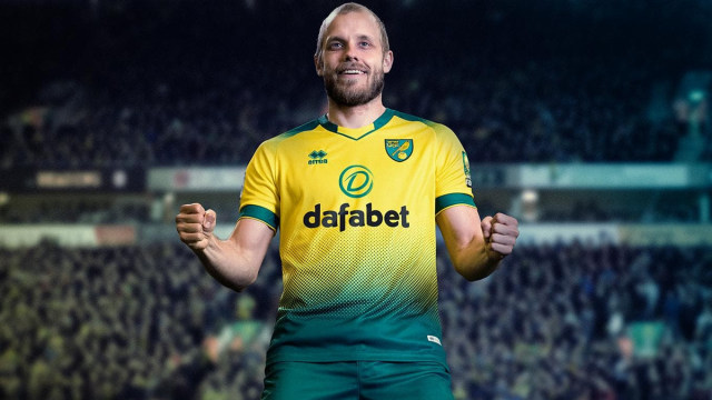 Teemu Pukki mengenakan jersi Norwich 2019/20. Foto: Dok. Norwich City