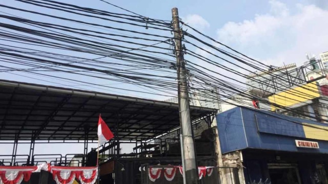 Kabel-kabel listrik di kawasan Cikini. Foto: Andesta Herli Wijaya/kumparan