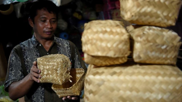 Pedagang menata wadah besek bambu yang dia jual di Pasar Jaya Lenteng Agung, Jakarta Selatan. Foto: ANTARA FOTO/Aditya Pradana Putra