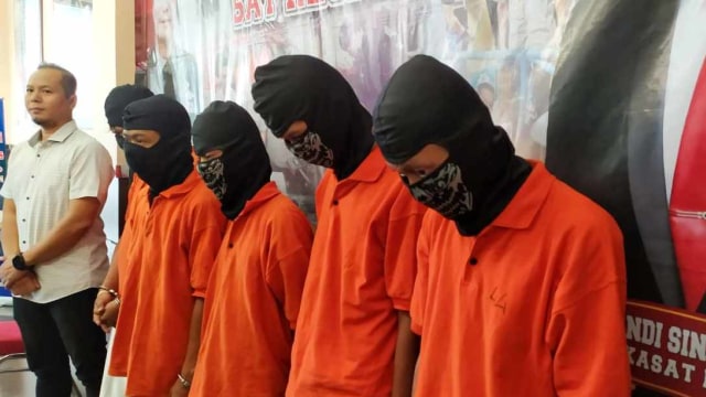 Tersangka dihadirkan saat rilis kasus penyerangan kafe di Tebet. Foto: Maulana Ramadhan/kumparan