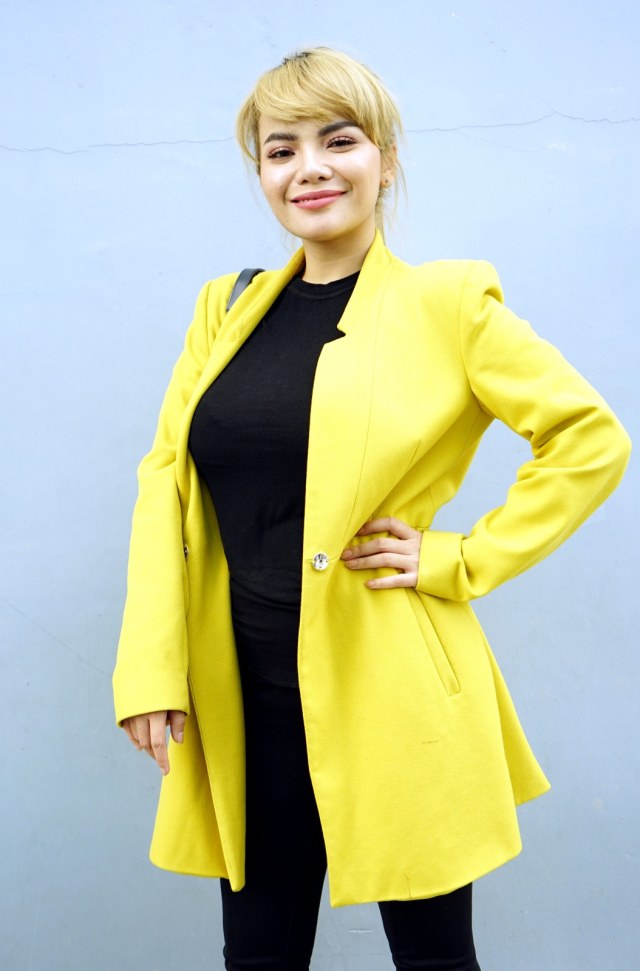 Dj Dinar Candy bersama dengan ayahnya saat ditemui di kawasan Tendean, Jakarta, Jumat, (9/8). Foto: Ronny