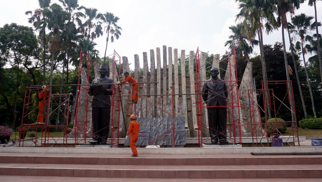 Pemprov DKI Jakarta melakukan konservasi di kompleks Tugu Proklamasi untuk menyambut HUT Kemerdekaan RI ke-74, Jumat (9/8). Foto: Fanny Kusumawardhani/kumparan