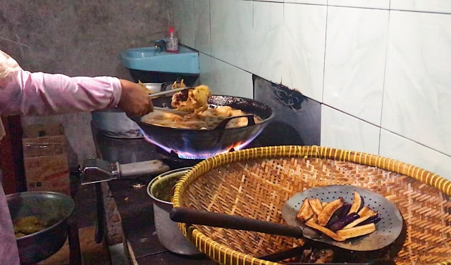 Ilustrasi ayam goreng. Foto: Toshiko/kumparan