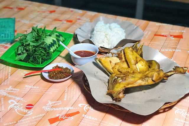 Ayam Goreng Mbah Cemplung. Foto: Toshiko/kumparan