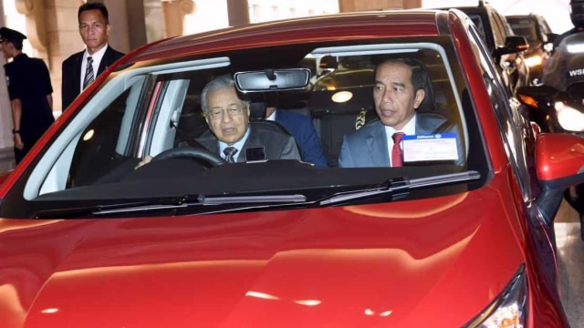 Presiden Joko Widodo bersama Perdana Menteri Tun Mahathir Mohamad (kiri) menuju Dining Hall, Seri Perdana. Foto: Dok. Setpres