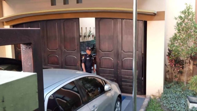 KPK menggeledah rumah Komisaris PT PWU Jatim, Karsali, Jumat (9/8). Foto: Yuana Fatwalloh/kumparan