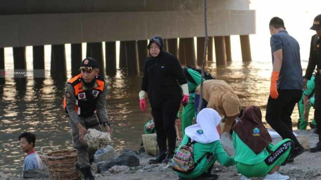 Wali Kota Surabaya Tri Rismaharini saat menyemangati para peserta kerja bakti di kaki Jembatan Suramadu sisi timur itu di Surabaya, Jumat (9/8). Foto: Antara Foto