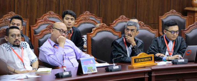Kiri ke Ketua KPU Maluku, Syamsul Rifan Kubangun didampingi Komisioner KPU Ilham Saputra, Berna S Ermaya dan Ari Firman Rinaldi hadir dalam sidang perkara perselisihan hasil pemilihan umum DPR-DPRD Provinsi Maluku, Kamis (8/8) di Ruang Sidang Pleno Gedung MK. (Foto: istimewa)