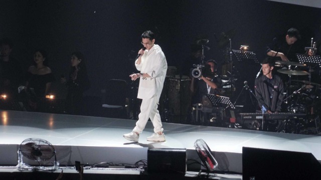 Penampilan Afgansyah Reza di konser Dekade, di Istora Senayan, Jakarta Selatan, Jumat (9/8). Foto: Helmi Afandi/kumparan