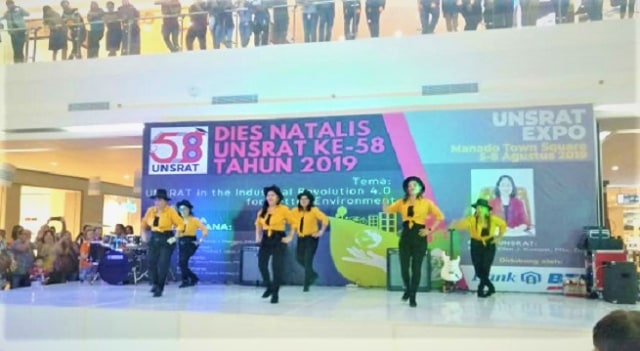 Dosen di Universitas Sam Ratulangi (Unsrat) tampil menari Line Dance di panggung utama Dies Natalis Unsrat ke 58 (foto: carla)
