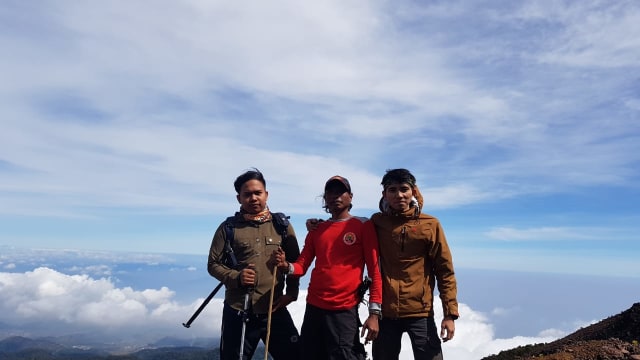 Para pendaki di puncak Gunung Slamet yang berstatus waspada. (Foto: Dok pribadi)