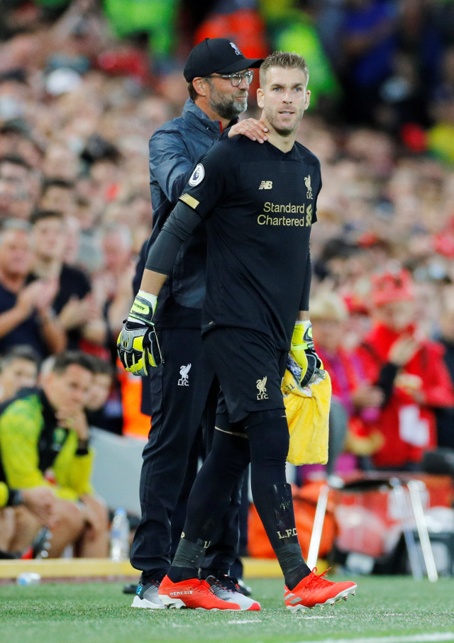 Alisson cedera, Adrian datang. Foto: REUTERS/Phil Noble