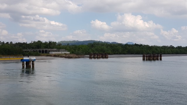 Proyek Jembatan Selat Laut penghubung Pulau Laut, Kabupaten Kotabaru - Tanah Bumbu di daratan Pulau Kalimantan. Proyek ini mangkrak karena terganjal pendanaan APBN. Foto: banjarhits.id