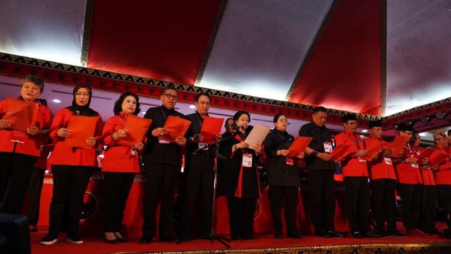 Ketua Umum PDIP Megawati Soekarnoputri (tengah) membacakan sumpah partai pada penutupan Kongres V PDIP, di Bali. Foto: Jamal Ramadhan/kumparan