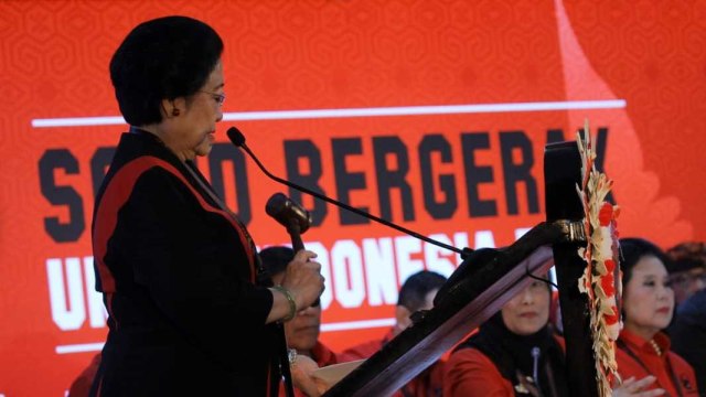Ketua Umum PDIP Megawati Soekarnoputri mengetuk palu saat penutupan Kongres V PDIP di Bali. Foto: Jamal Ramadhan/kumparan