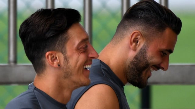 Dua penggawa Arsenal, Mesut Oezil dan Sead Kolasinac. Foto: Roslan RAHMAN / AFP
