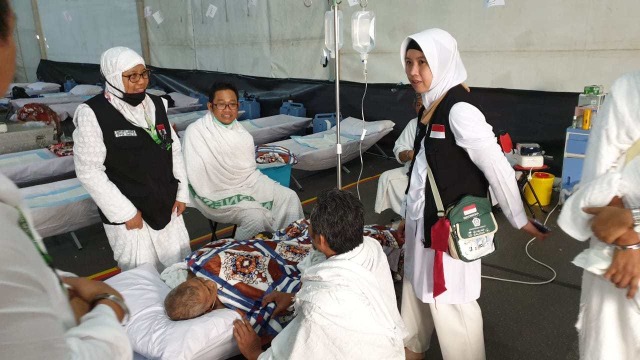 Jemaah haji Indonesia mendapatkan perawatan di Klinik Kesehatan Padang Arafah. Foto: Denny Armandhanu/kumparan