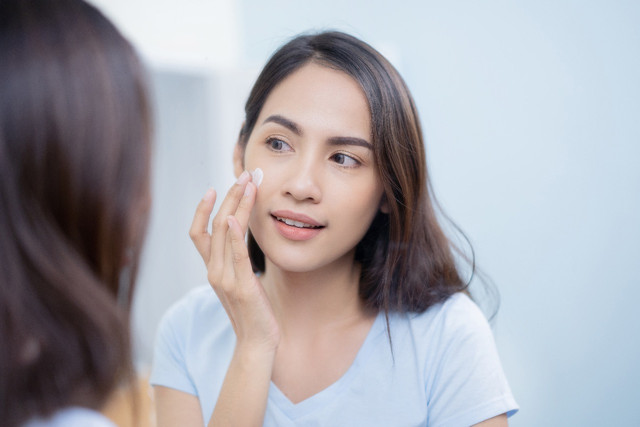 Ilustrasi perempuan memakai skin care. Foto: Shutterstock