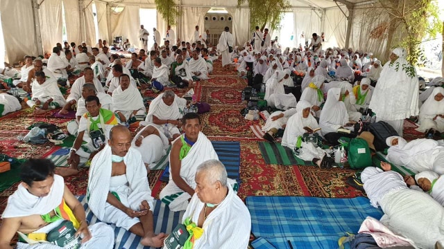 Jemaaah haji Indonesia melaksanakan Wukuf di Padang Arafah. Foto: Denny Armandhanu/kumparan.