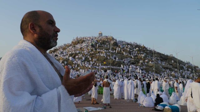 Jemaah haji berdoa ketika melaksanakan wukuf di Arafah. Foto: Darmawan/Media Center Haji