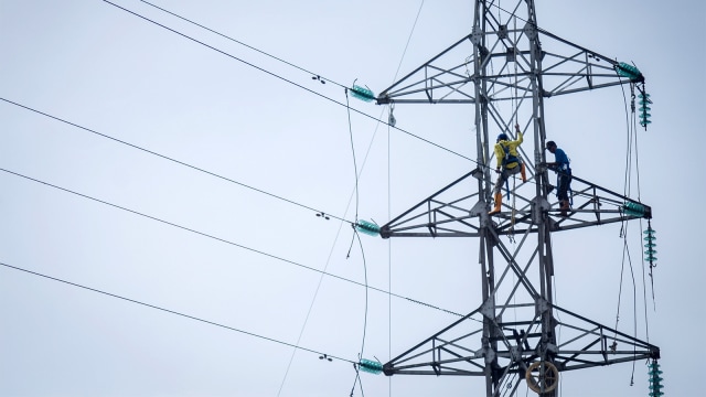 Ilustrasi perbaikan listrik di menara SUTET. Foto: ANTARA FOTO/Raisan Al Farisi