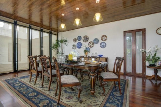 Karpet motif klasik di ruang makan Pangkalan Jati House karya RAW Architecture, via: arsitag.com