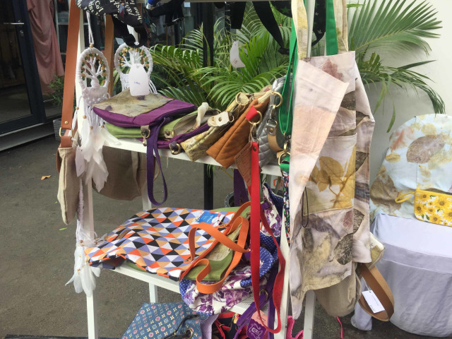 Tas ecoprint yang dijual di Mandiri fashion & Beauty Bazaar di Halal Park GBK. Foto: Elsa Toruan/kumparan