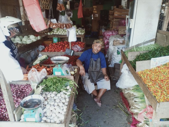 Salah satu pedagang Cabai, di Kota Pangkalpinang, Nurikhsan. (Ggp/Babelhits)