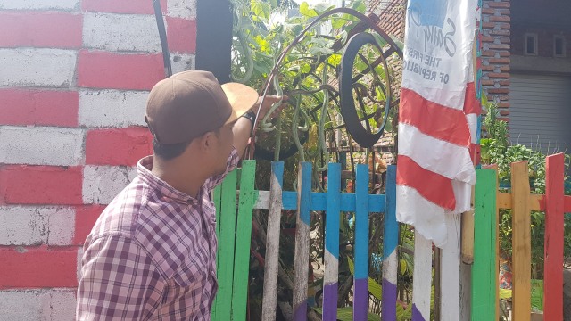 Steken saat menunjukkan salah satu hasil horti di depan rumah masyarakat Desa Wawonduru. Foto: Info Dompu