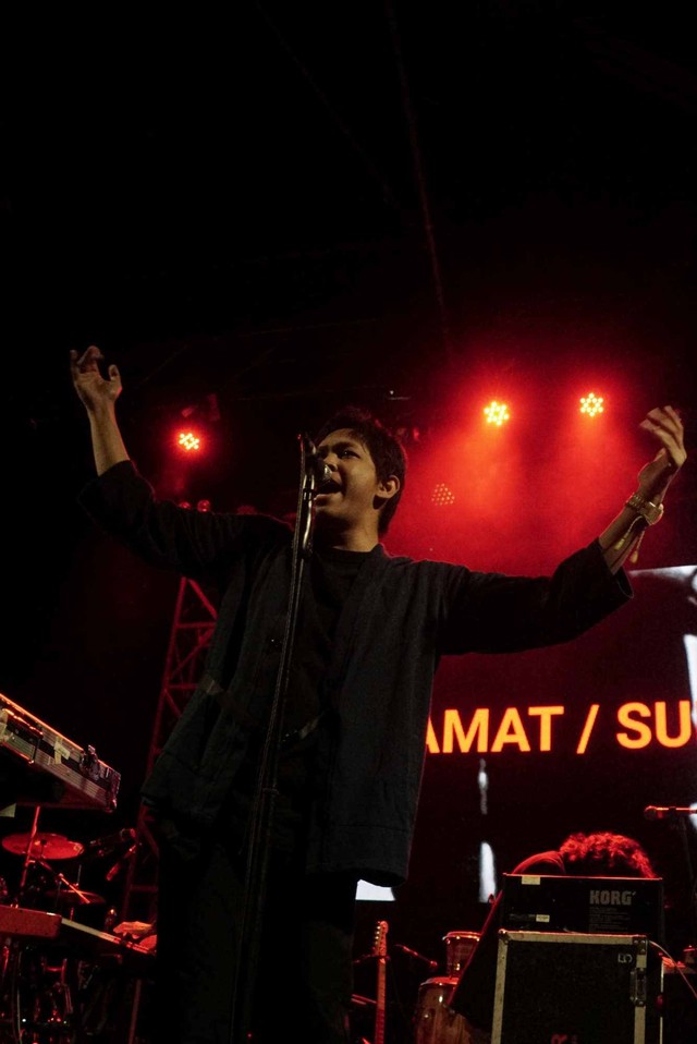 Penampilan Grup band .Feast di Konser Here Comes The Sun di Studio Palem Kemang, Jakarta Selatan. Foto: Helmi Afandi/kumparan