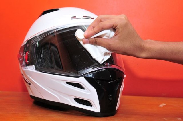 Ilustrai membersihkan visor helm Foto: Istimewa
