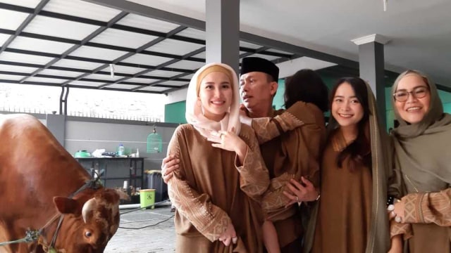 Ayu Ting Ting bersama keluarga dan sapi kurbannya di kediamannya di kawasan Depok, Jawa Barat, Minggu (11/8). Foto: DN Mustika Sari/kumparan