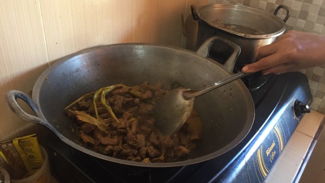 Suasana masak hasil daging kurban di NTT. Foto: Aulia Fauzi/kumparan