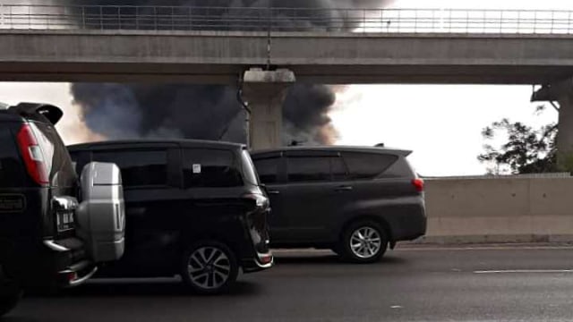 Kebakaran di Jakarta Timur terlihat dari Tol Jagorawi. Foto: Dok. Gelies