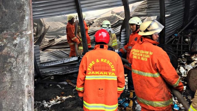 Proses pemadaman kebakaran gudang plastik di Ciracas, Jakarta Timur. Foto: Ferry Fadhlurrahman/kumparan