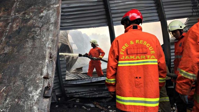 Proses pemadadaman kebakaran gudang plastik di Ciracas, Jakarta Timur. Foto: Ferry Fadhlurrahman/kumparan