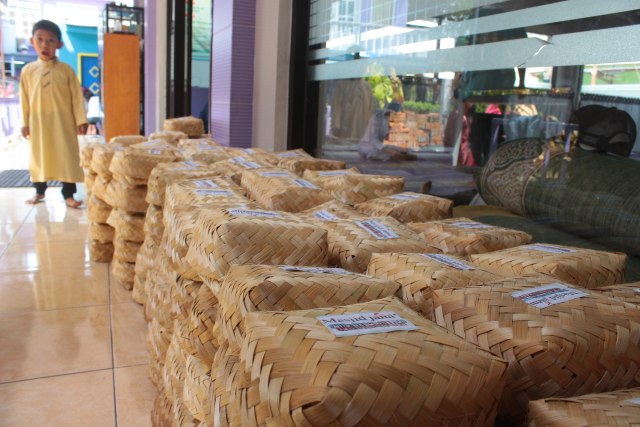 Besek yang terbuat dari bambu digunakan Masjid Jami' Nur Nasrulloh, Bakalan, Sukun, Kota Malang, untuk bagi-bagi daging. Foto: Mochamad Sadheli/tugumalang.id