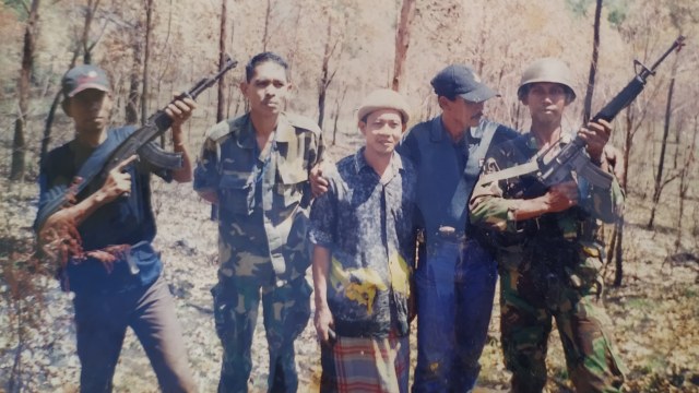 Irwansyah alias Muchsalmina (kedua kiri) saat Aceh masih dilanda konflik. Foto repro: acehkini/Dok. Irwansyah