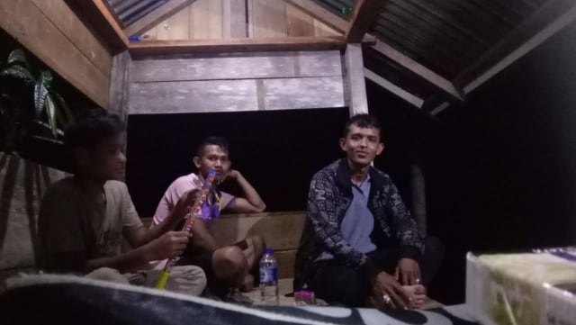 Habibi (kanan) bersama rekannya menjaga sawah. Foto: Dok. Habibi