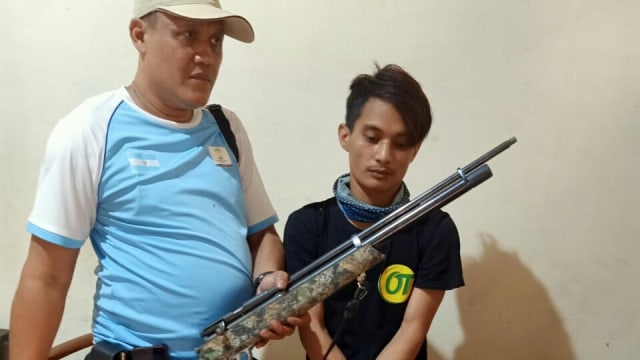 Pelaku penembakan (kanan) dengan senapan angin di Jakarta Timur. Foto: Dok.Istimewa