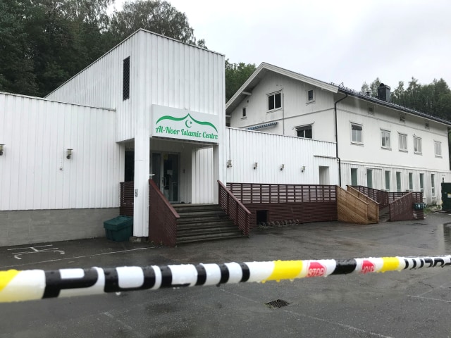 Masjid Pusat Islam Al-Noor di Oslo, Norwegia, usai aksi penembakan. Foto: Reuters/LEFTERIS KARAGIANNOPOULOS