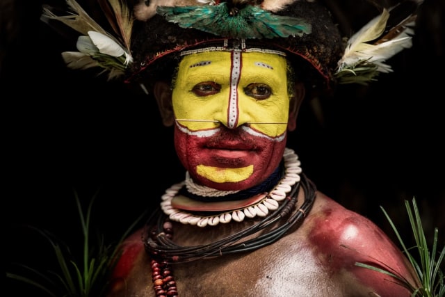 Pria suku Huli yang dikenal gemar memakai wig dan mewarnai rambut dan muka (Sumber: Dokumentasi Trevor Cole di Unplash.com)