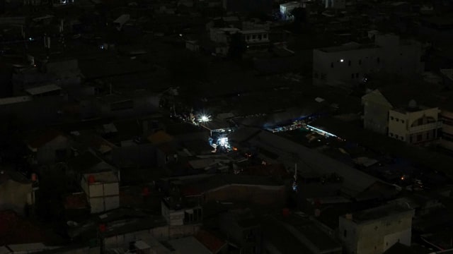 Suasana sebagian Kota Jakarta tampak padam saat listrik mati secara massal, pada Minggu (4/8). Foto: Antara Foto/Nova Wahyud