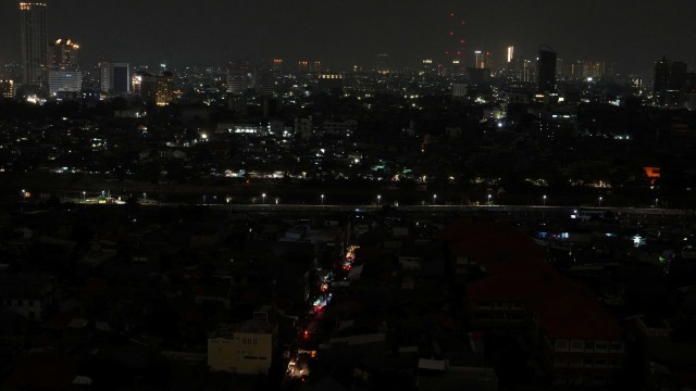 Suasana sebagian Kota Jakarta tampak padam saat listrik mati secara massal, pada Minggu (4/8). Foto: Antara Foto/Nova Wahyud.
