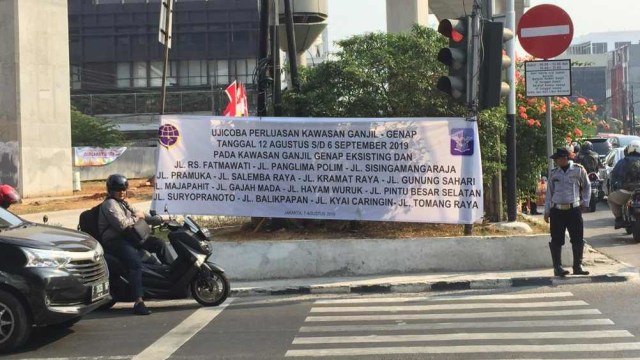 Sosialisasi ganjil genap di perempatan Fatmawati - MT Haryono. Foto: Andesta Herli/kumparan